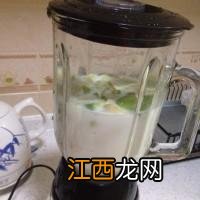 点赞收藏 香蕉奶昔什么时候喝比较好？香蕉奶昔加热多久，看完，记得