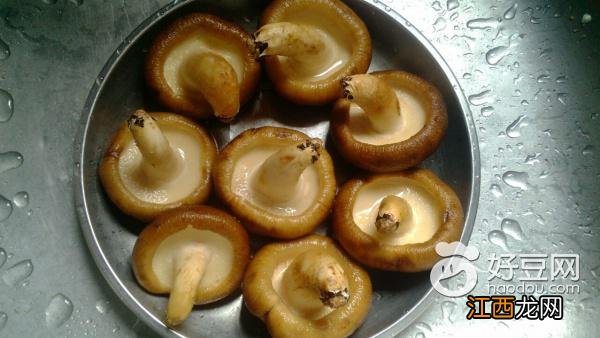 轻松洗净香菇皱褶污垢