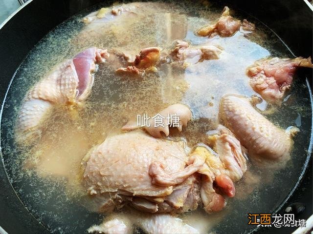 炖老母鸡汤里放什么食材好？炖母鸡功效，这几个知识真想不到