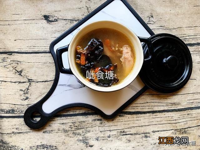 炖老母鸡汤里放什么食材好？炖母鸡功效，这几个知识真想不到