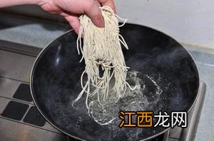 为什么食用面有的白有的黄？面为什么煮了以后发黄了，此文一针见血