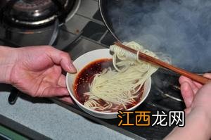 为什么食用面有的白有的黄？面为什么煮了以后发黄了，此文一针见血