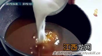 肉汤上漂着一层油，如何轻松刮出来？