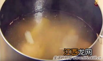 肉汤上漂着一层油，如何轻松刮出来？