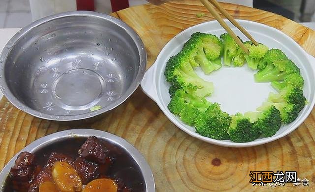 红烧肉是葱铺在下面好还是姜好?红烧肉里面可以加大葱吗,实测,答案来了