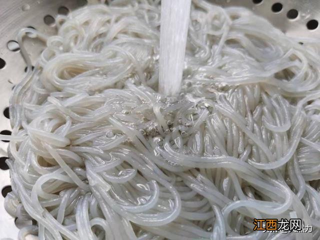 白菜猪肉粉条水饺馅怎么调好吃？白菜猪肉速冻水饺，今天,请读一读这篇文章