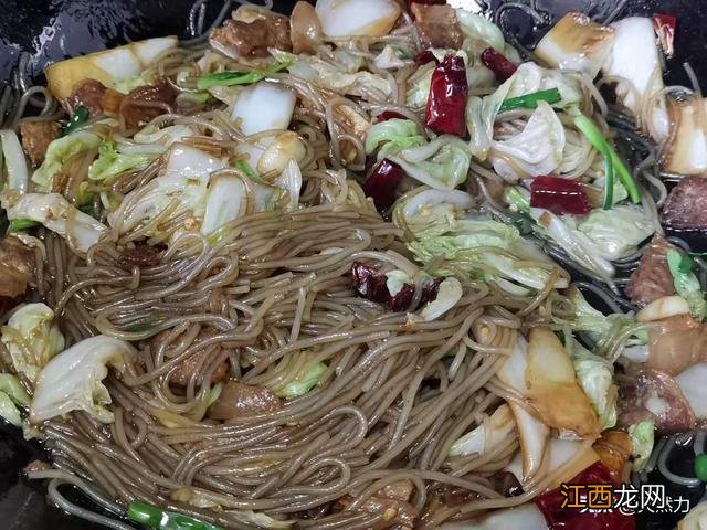 白菜猪肉粉条水饺馅怎么调好吃？白菜猪肉速冻水饺，今天,请读一读这篇文章