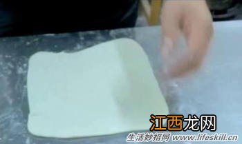 正宗的鸡蛋灌饼，应该怎么“灌”？