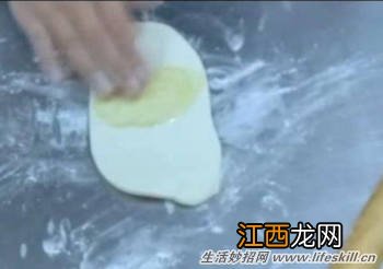 正宗的鸡蛋灌饼，应该怎么“灌”？