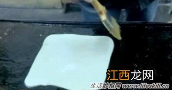 正宗的鸡蛋灌饼，应该怎么“灌”？