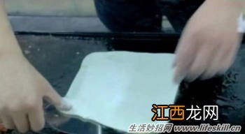 正宗的鸡蛋灌饼，应该怎么“灌”？