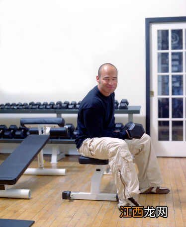 老年人练习哑铃防痴呆 哑铃锻炼注意事项