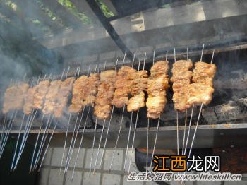 怎样才能烤出好吃的秘制肉串？