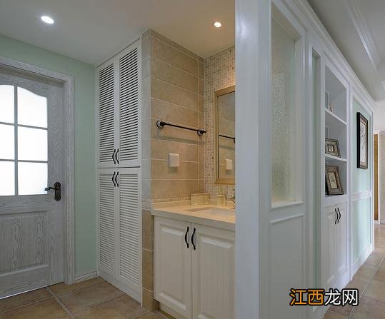 开门见隔断柜好吗 厕所门对着客厅中间做隔断柜,客厅隔断柜对着卧室的走廊好吗