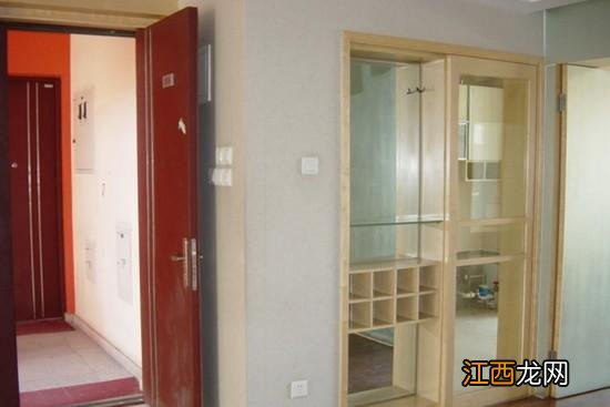 风水厨房大好还是小好 厨房门为什么不能太大，厨房门吉利尺寸是多少