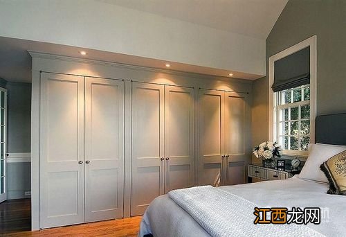 马桶和床头同排可以吗 床头挂衣服会影响风水吗,床头墙上忌讳挂什么东西