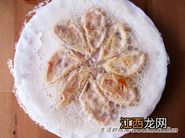 巧用不沾平底锅做冰花煎饺