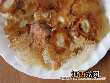 巧用不沾平底锅做冰花煎饺