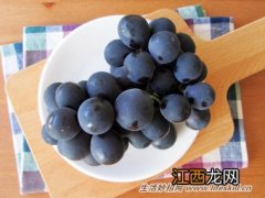 巧用冷冻葡萄当冰块冰镇饮料