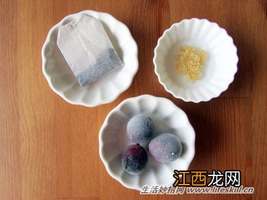 巧用冷冻葡萄当冰块冰镇饮料