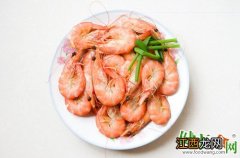 白灼虾的做法：煮熟后入冷水白灼虾肉质嫩