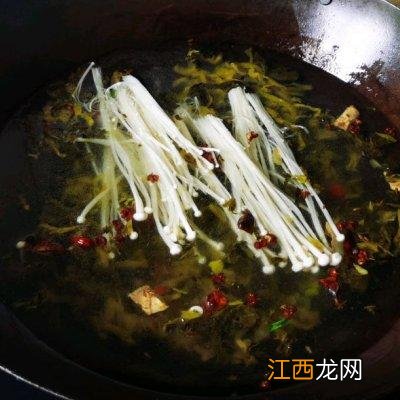 酸菜鱼里面加什么配菜？酸菜鱼配菜金针菇的家常做法，