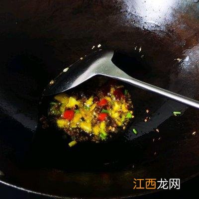 酸菜鱼里面加什么配菜？酸菜鱼配菜金针菇的家常做法，