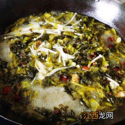 酸菜鱼里面加什么配菜？酸菜鱼配菜金针菇的家常做法，