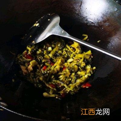 酸菜鱼里面加什么配菜？酸菜鱼配菜金针菇的家常做法，