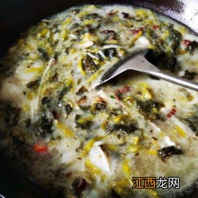 酸菜鱼里面加什么配菜？酸菜鱼配菜金针菇的家常做法，