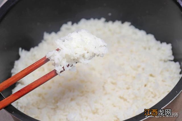 用木桶蒸饭怎么蒸最好吃,老式木桶蒸饭怎么蒸,详细的讲解