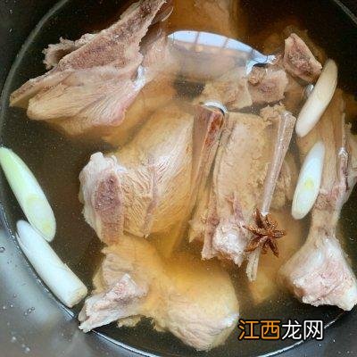 大骨汤里面可以放什么菜,猪大骨汤里面放什么菜,告诉你一个秘诀