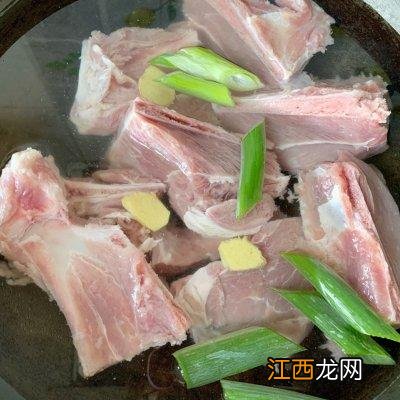 大骨汤里面可以放什么菜,猪大骨汤里面放什么菜,告诉你一个秘诀