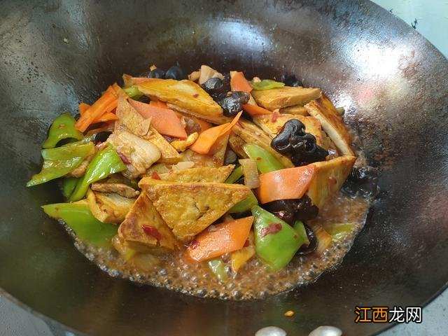 做豆腐放什么食材才能做成豆腐,做豆腐要放哪些佐料,文章讲的很简单