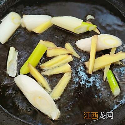 红烧排骨放什么配菜,红烧排骨里面可以放配菜,看完刷新了认知！