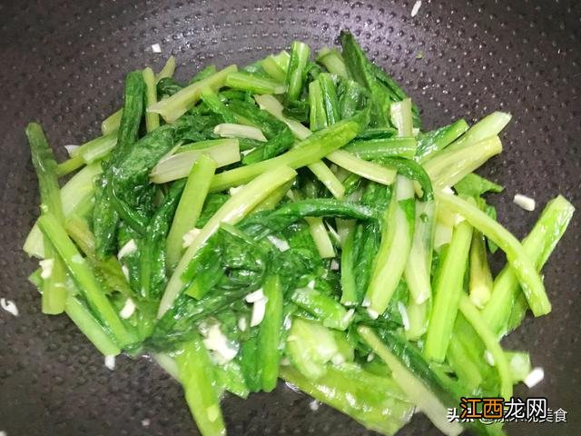 油麦菜叶发黑 油麦菜炒出来汤是黑色