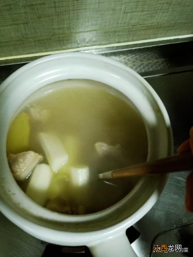 炖排骨汤枸杞什么时候放最好 枸杞炖汤什么时候放