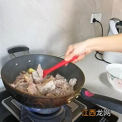 鹅肉和什么一起烧最好吃 烧鹅里面加什么好吃一点