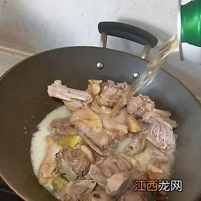 鹅肉和什么一起烧最好吃 烧鹅里面加什么好吃一点