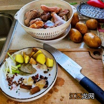 鹅肉和什么一起烧最好吃 烧鹅里面加什么好吃一点