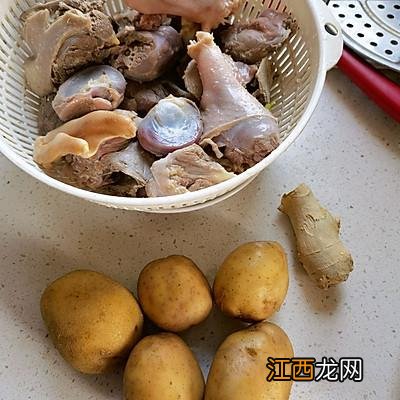 鹅肉和什么一起烧最好吃 烧鹅里面加什么好吃一点