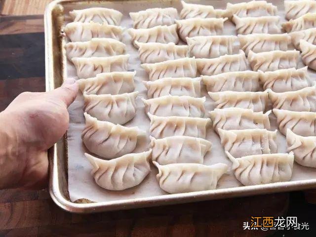 红色饺子皮用什么材料 红色水饺用什么做成的