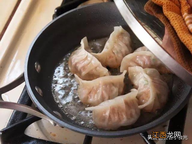 红色饺子皮用什么材料 红色水饺用什么做成的