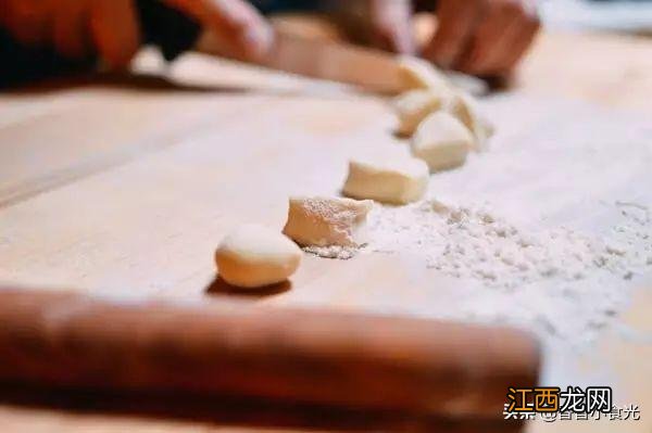 红色饺子皮用什么材料 红色水饺用什么做成的