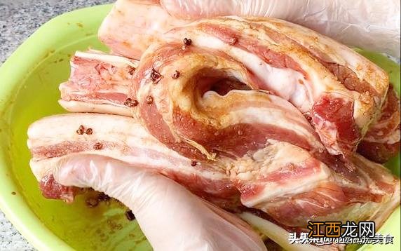 炒腊肉放什么调料 炒猪脚放什么配料