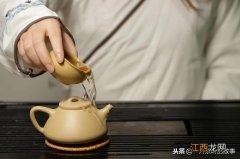 茶叶用什么水泡比较好？手上小水泡用茶叶泡，看完终于明白了！