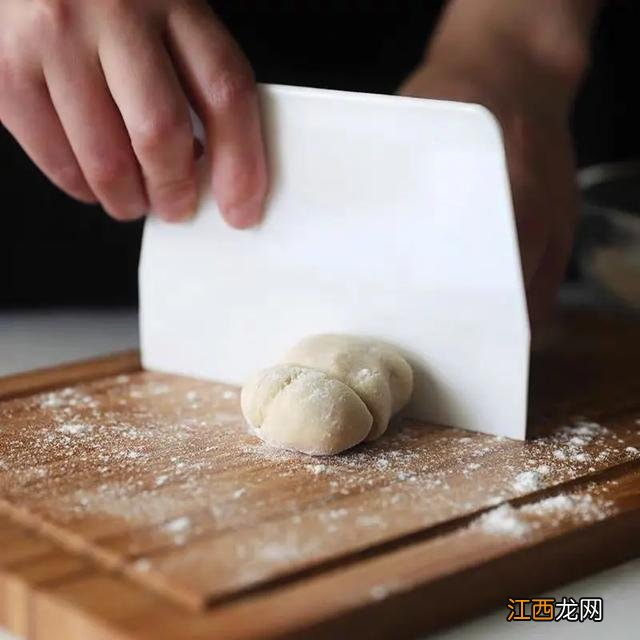 面包胚用什么刀切口?割面包用什么刀,原来这么简单