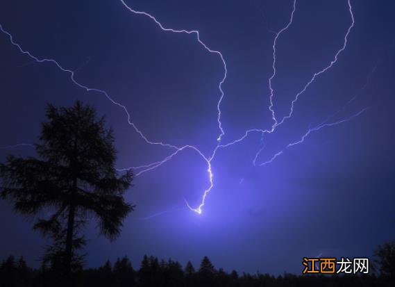 雷电天气怎么保护自己？