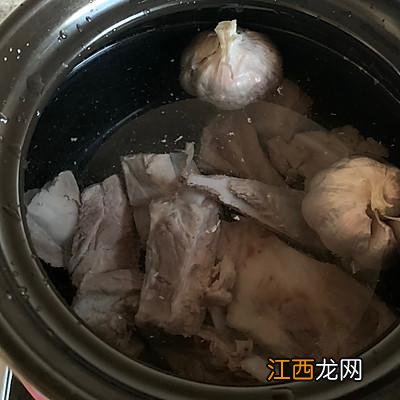 肉骨茶里面的酱油是什么酱油？肉骨茶的黑酱油是老抽吗，掌握这点，实用篇