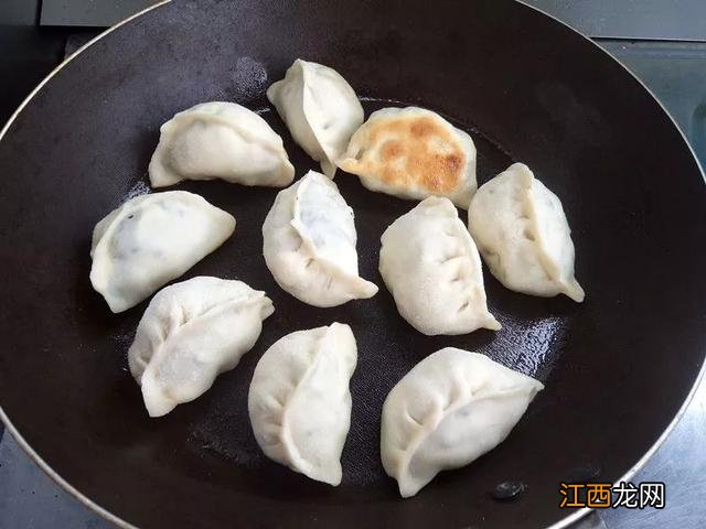 木耳放什么包饺子好吃？韭菜配木耳能包饺子吗，别嫌麻烦，看完